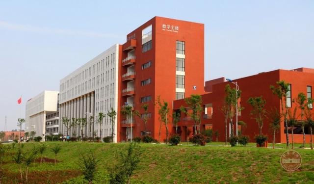主教学楼一侧